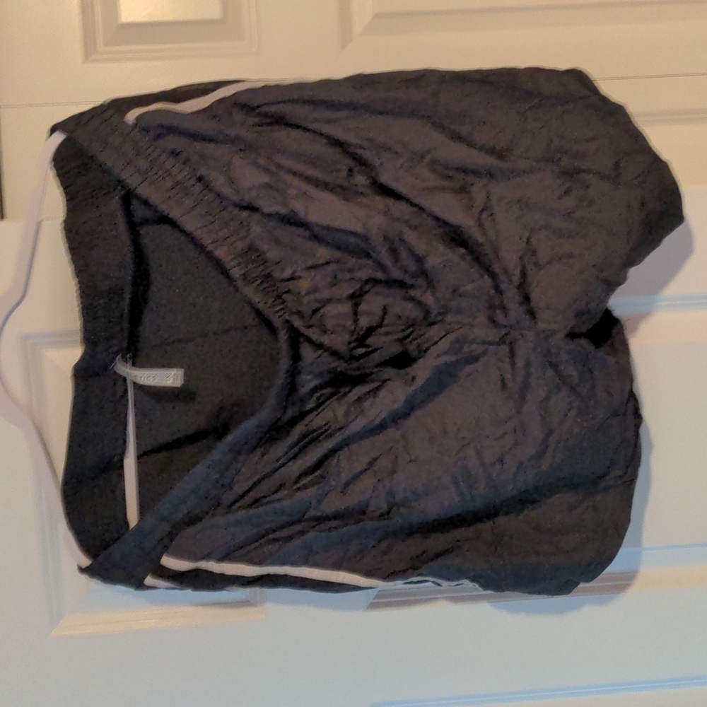 Fabletics black and white shorts 2x